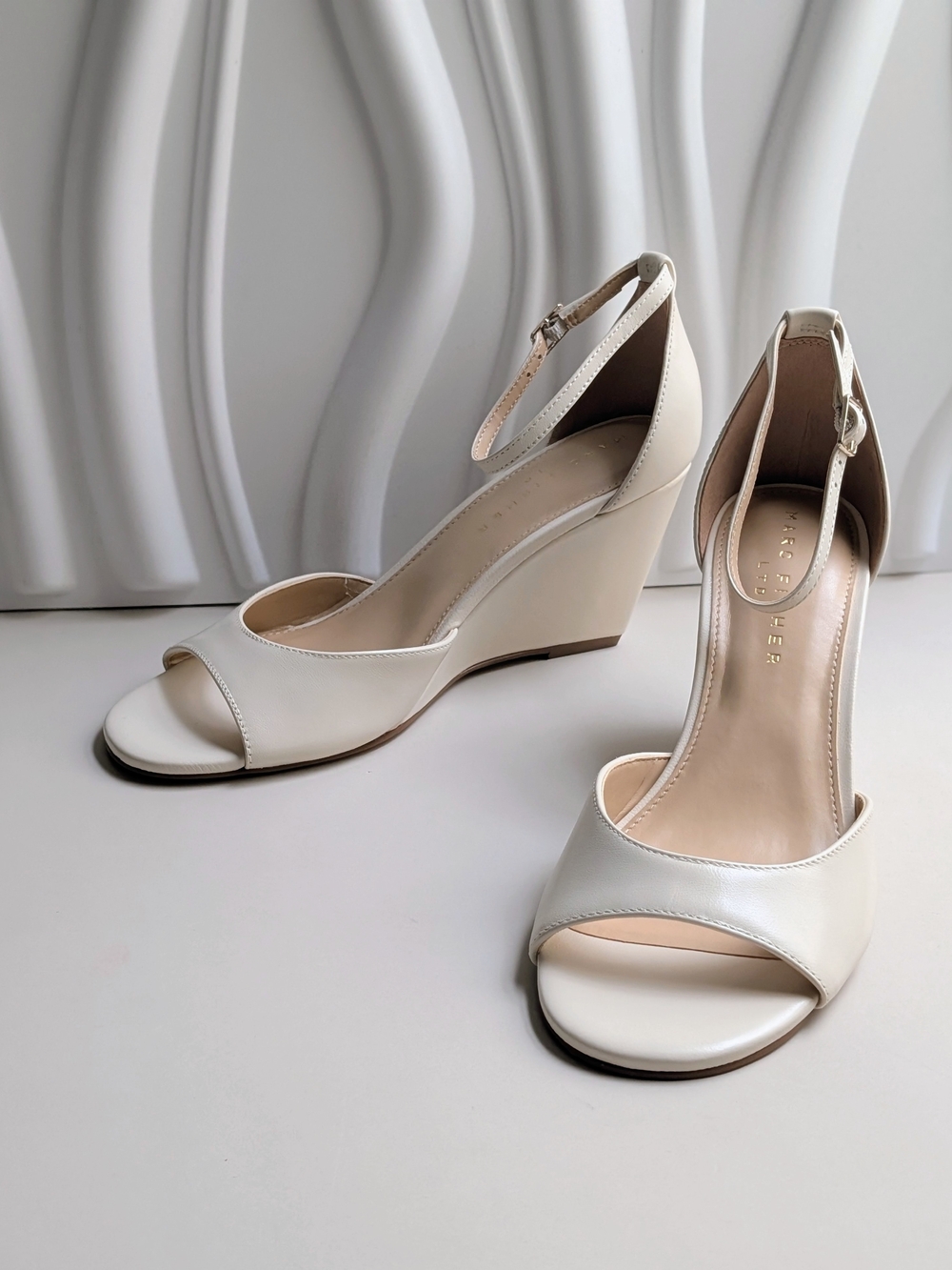 NIB Marc Fisher LTD Felyna Ivory Leather Wedge Sandals Size 8M
